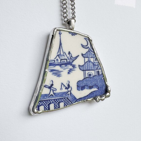 Handmade repurposed ceramic shard necklace with Asian theme - Picture 7 of 16